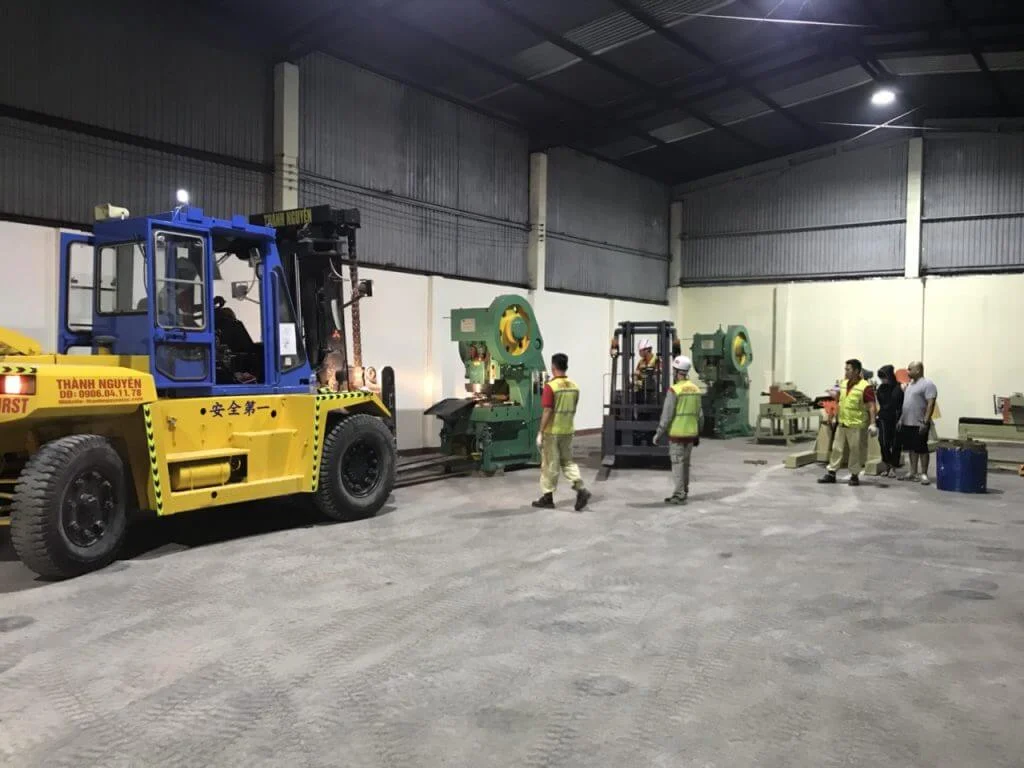 Xe cẩu bốc dỡ và nâng hạ thiết bị hàng hóa tại vận tải và nâng hạ bằng xe nâng và xe cẩu Hải Phòng (phục vụ bốc xếp và vận chuyển hàng hóa an toàn) - Thành Nguyên