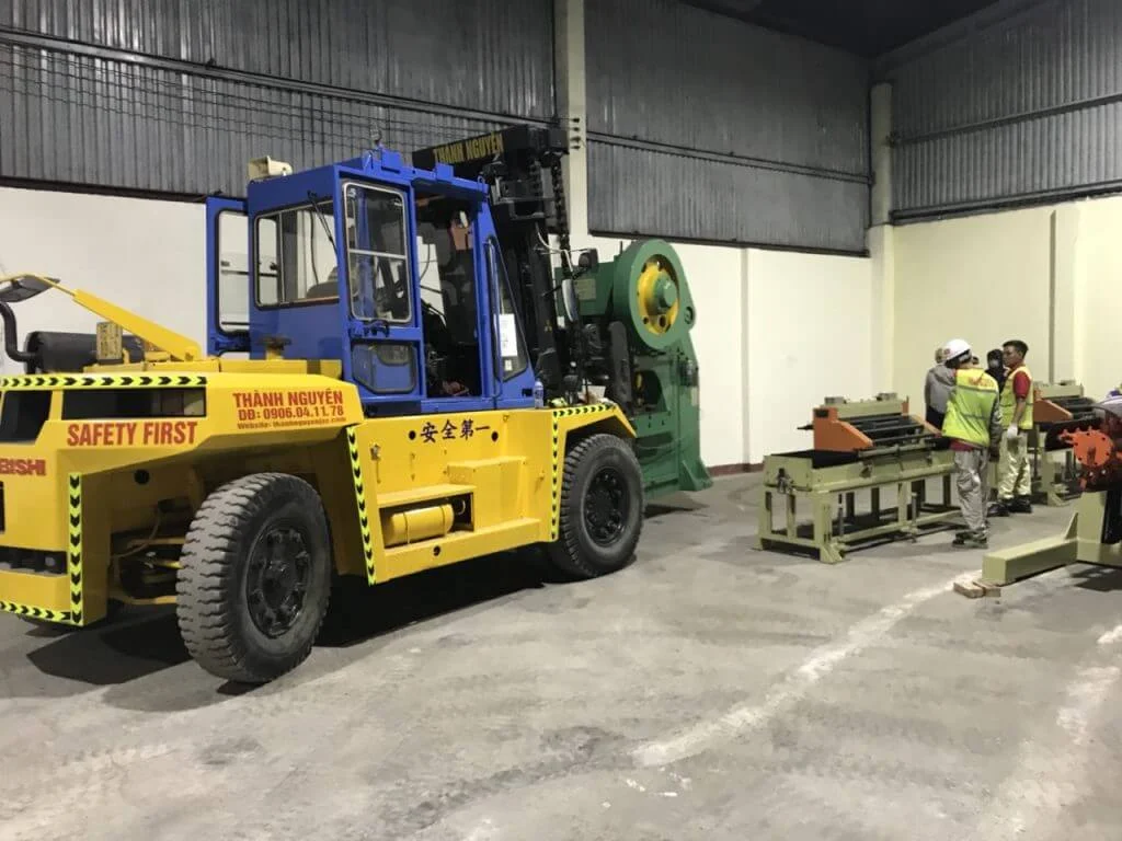 Xe cẩu bốc dỡ và nâng hạ thiết bị hàng hóa tại vận tải và nâng hạ bằng xe nâng và xe cẩu Hải Phòng (thi công nâng hạ thực tế tại công trình) - Thành Nguyên