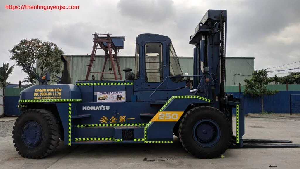 Xe nâng hàng 25 tấn Komatsu Fd-250