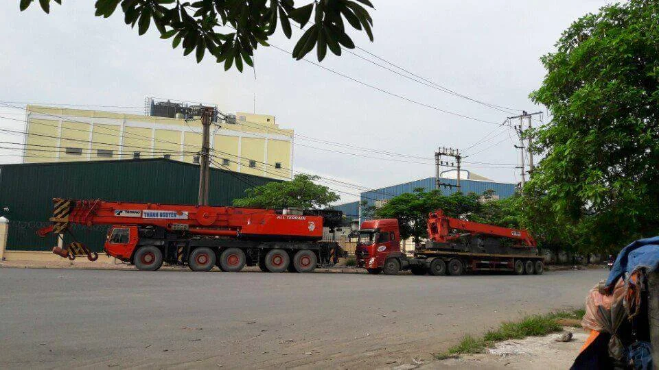 Xe cẩu bốc dỡ và nâng hạ thiết bị hàng hóa tại Cho thuê xe cẩu 500 tấn tại Hải Phòng (phục vụ bốc xếp và vận chuyển hàng hóa an toàn) - Thành Nguyên