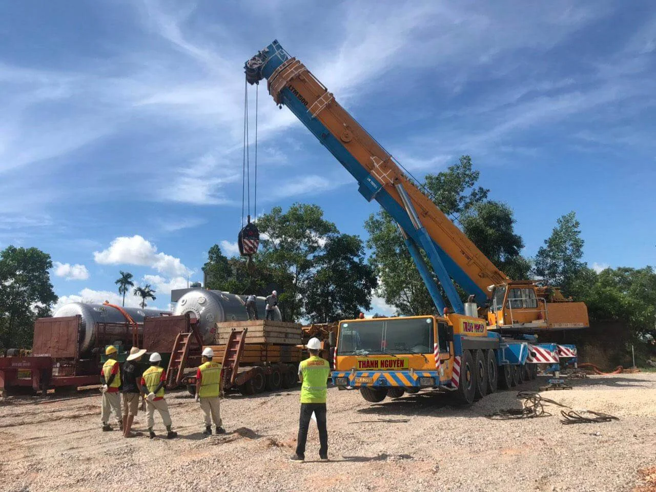 Xe cẩu bốc dỡ và nâng hạ thiết bị hàng hóa tại Cho thuê xe cẩu 500 tấn tại Hải Phòng (thi công nâng hạ thực tế tại công trình) - Thành Nguyên