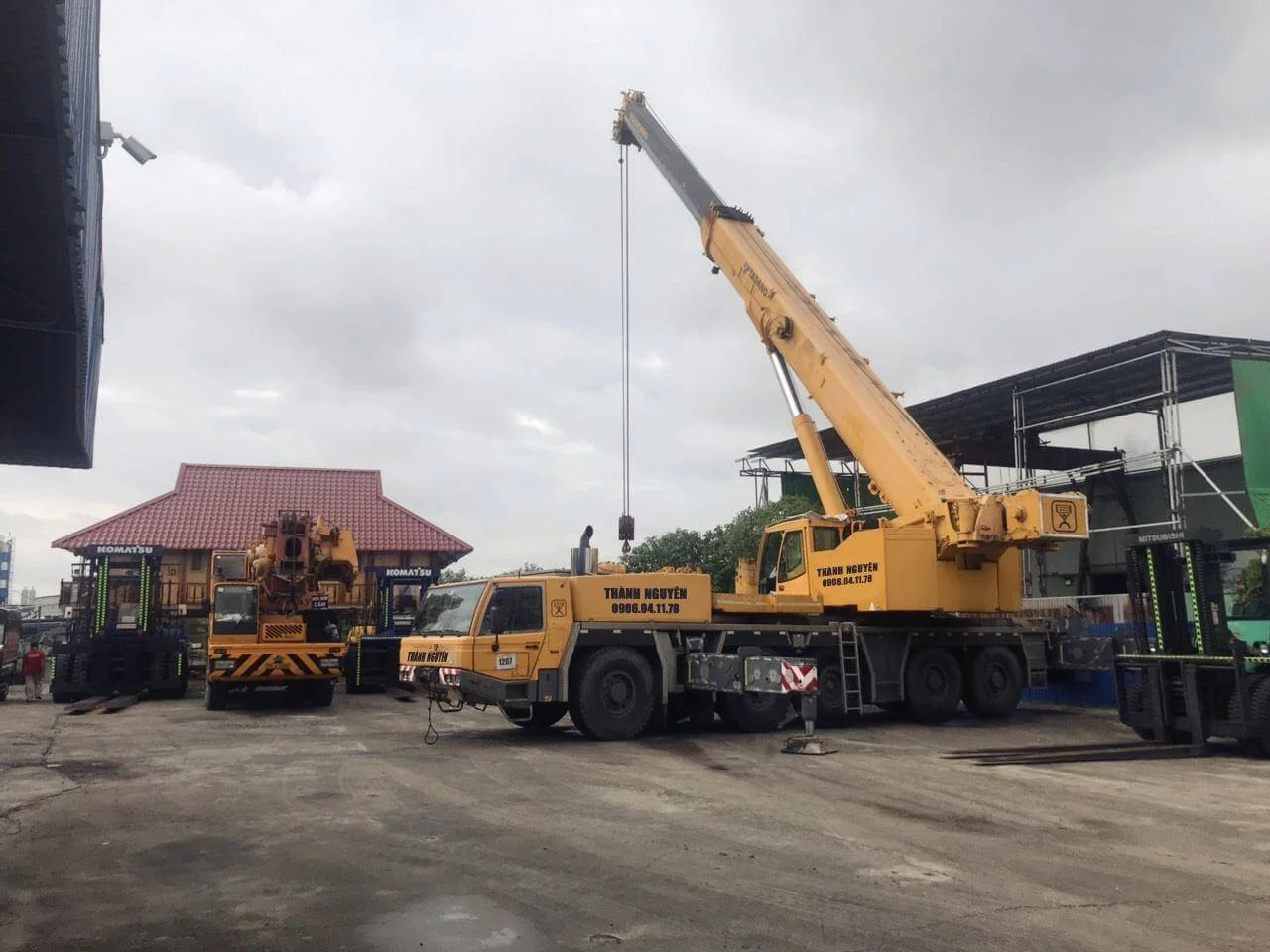 Xe cẩu bốc dỡ và nâng hạ thiết bị hàng hóa tại Cho thuê xe cẩu 500 tấn tại Hải Phòng (đảm bảo kỹ thuật và tiến độ cho doanh nghiệp) - Thành Nguyên