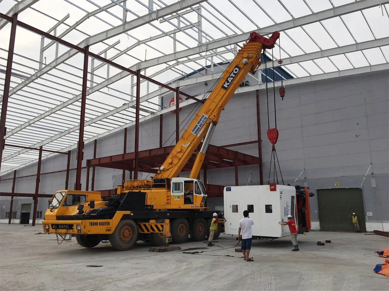 Xe cẩu bốc dỡ và nâng hạ thiết bị hàng hóa tại Cho thuê cẩu bánh lốp uy tín tại Hải Phòng (thi công nâng hạ thực tế tại công trình) - Thành Nguyên