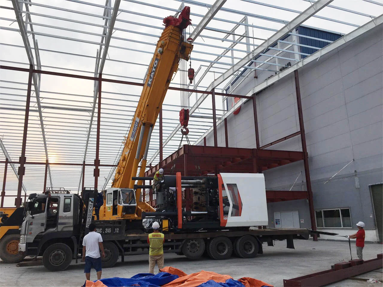 Xe cẩu bốc dỡ và nâng hạ thiết bị hàng hóa tại Cho thuê cẩu bánh lốp uy tín tại Hải Phòng (phục vụ bốc xếp và vận chuyển hàng hóa an toàn) - Thành Nguyên