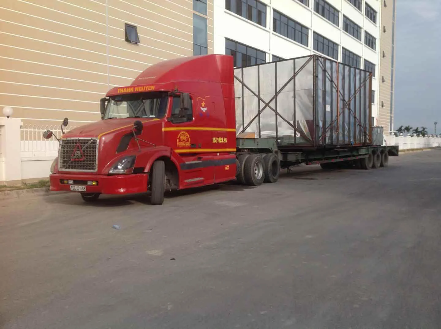 Xe nâng hàng bốc dỡ máy móc tại vận chuyển hàng siêu trường siêu trọng từ cảng Hải Phòng đi các tỉnh lân cận (đảm bảo kỹ thuật và tiến độ cho doanh nghiệp) - Thành Nguyên