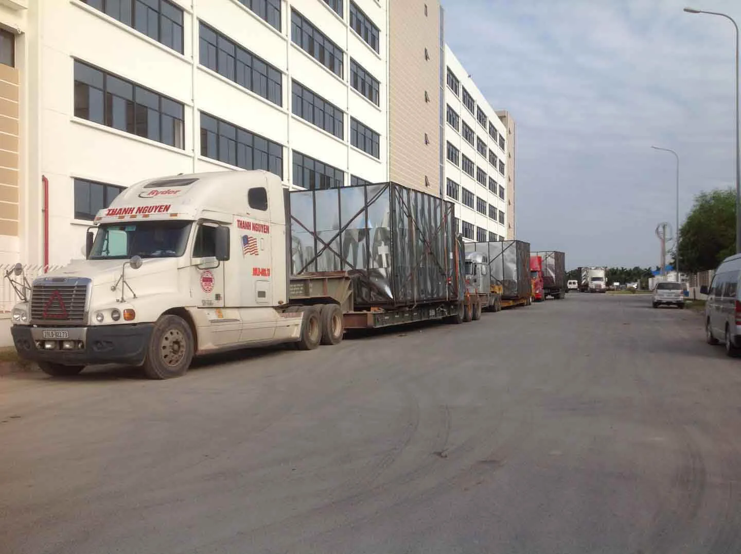 Xe nâng hàng bốc dỡ máy móc tại vận chuyển hàng siêu trường siêu trọng từ cảng Hải Phòng đi các tỉnh lân cận (phục vụ bốc xếp và vận chuyển hàng hóa an toàn) - Thành Nguyên