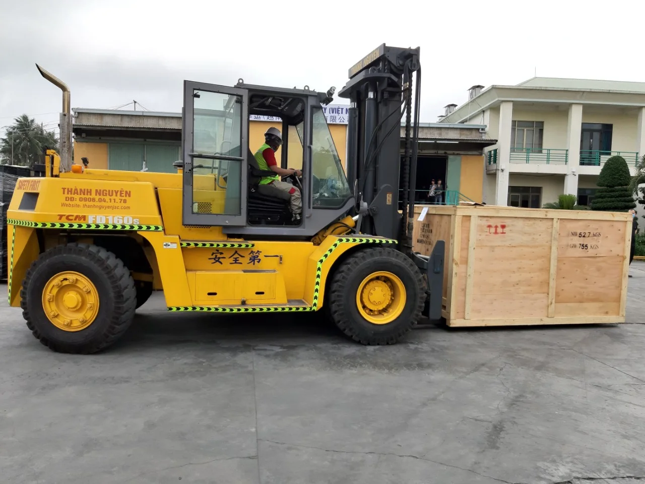 Xe nâng hàng bốc dỡ máy móc tại nâng hàng tại nhà máy Lucky - Dương Kinh (phục vụ bốc xếp và vận chuyển hàng hóa an toàn) - Thành Nguyên