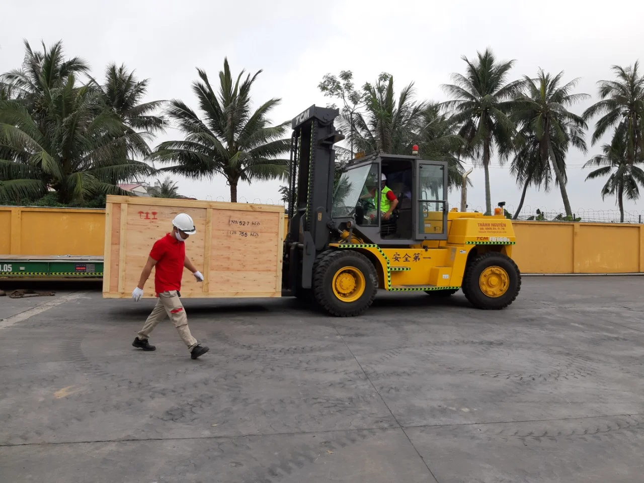 Xe nâng hàng bốc dỡ máy móc tại nâng hàng tại nhà máy Lucky - Dương Kinh (đảm bảo kỹ thuật và tiến độ cho doanh nghiệp) - Thành Nguyên