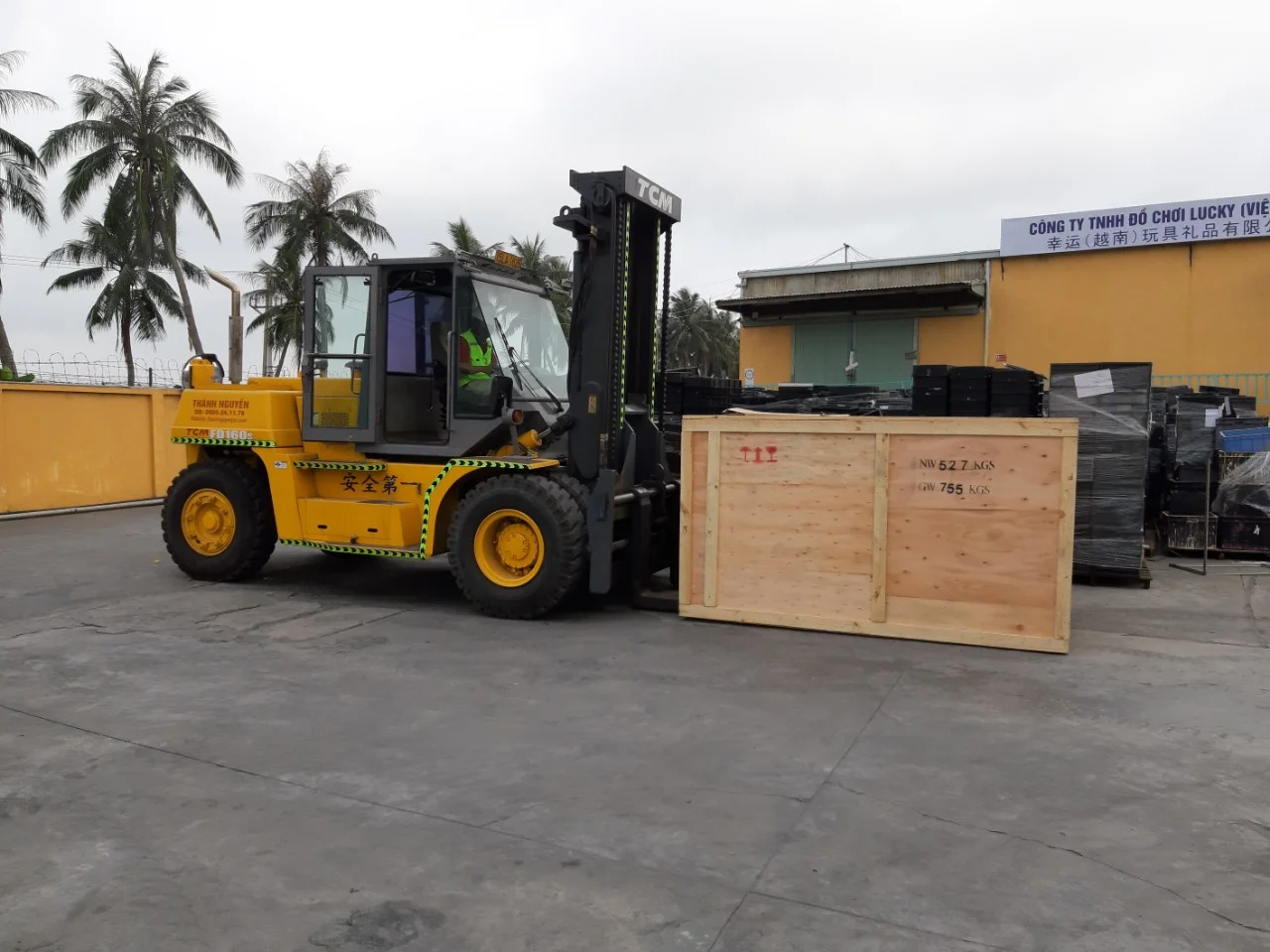 Xe nâng hàng bốc dỡ máy móc tại nâng hàng tại nhà máy Lucky - Dương Kinh (vận hành chuyên nghiệp bởi đội ngũ giàu kinh nghiệm) - Thành Nguyên