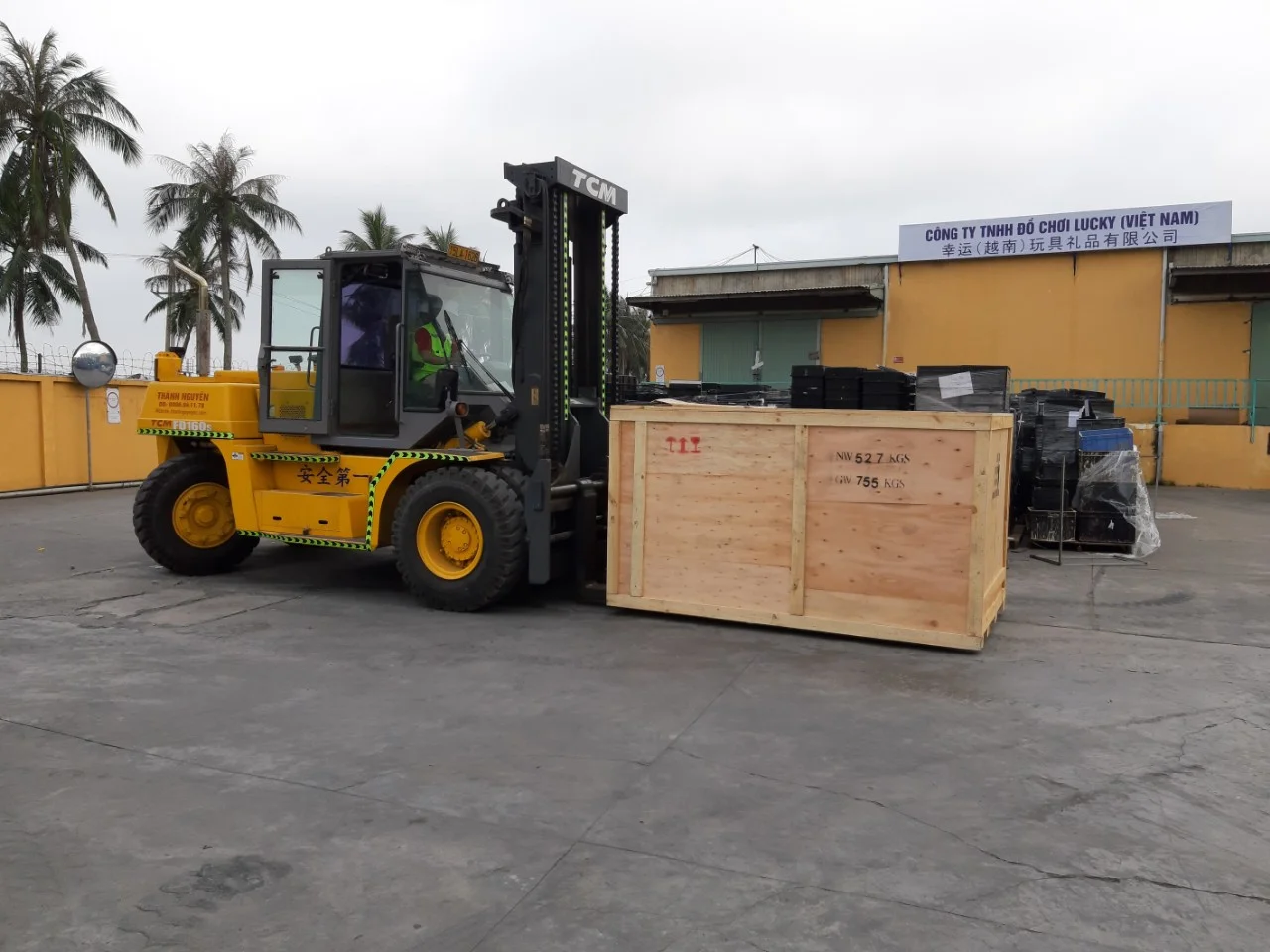 Xe nâng hàng bốc dỡ máy móc tại nâng hàng tại nhà máy Lucky - Dương Kinh (thiết bị hiện đại đạt chuẩn an toàn kiểm định) - Thành Nguyên