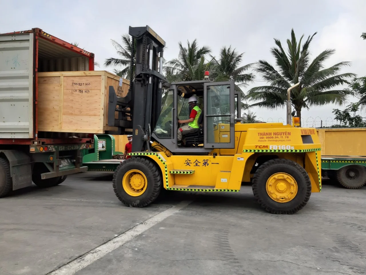 Xe nâng hàng bốc dỡ máy móc tại nâng hàng tại nhà máy Lucky - Dương Kinh (tại khu công nghiệp và dự án trọng điểm) - Thành Nguyên