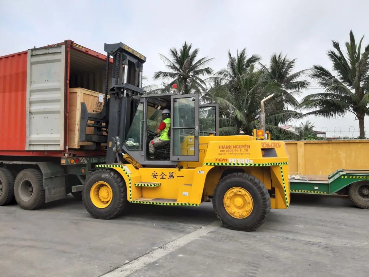 Xe nâng hàng bốc dỡ máy móc tại nâng hàng tại nhà máy Lucky - Dương Kinh (giải pháp tối ưu chi phí và hiệu quả cao) - Thành Nguyên