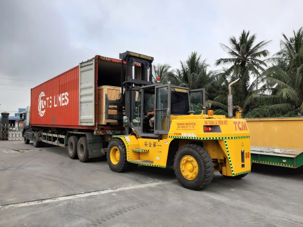 Xe nâng hàng bốc dỡ máy móc tại nâng hàng tại nhà máy Lucky - Dương Kinh (thi công nâng hạ thực tế tại công trình) - Thành Nguyên