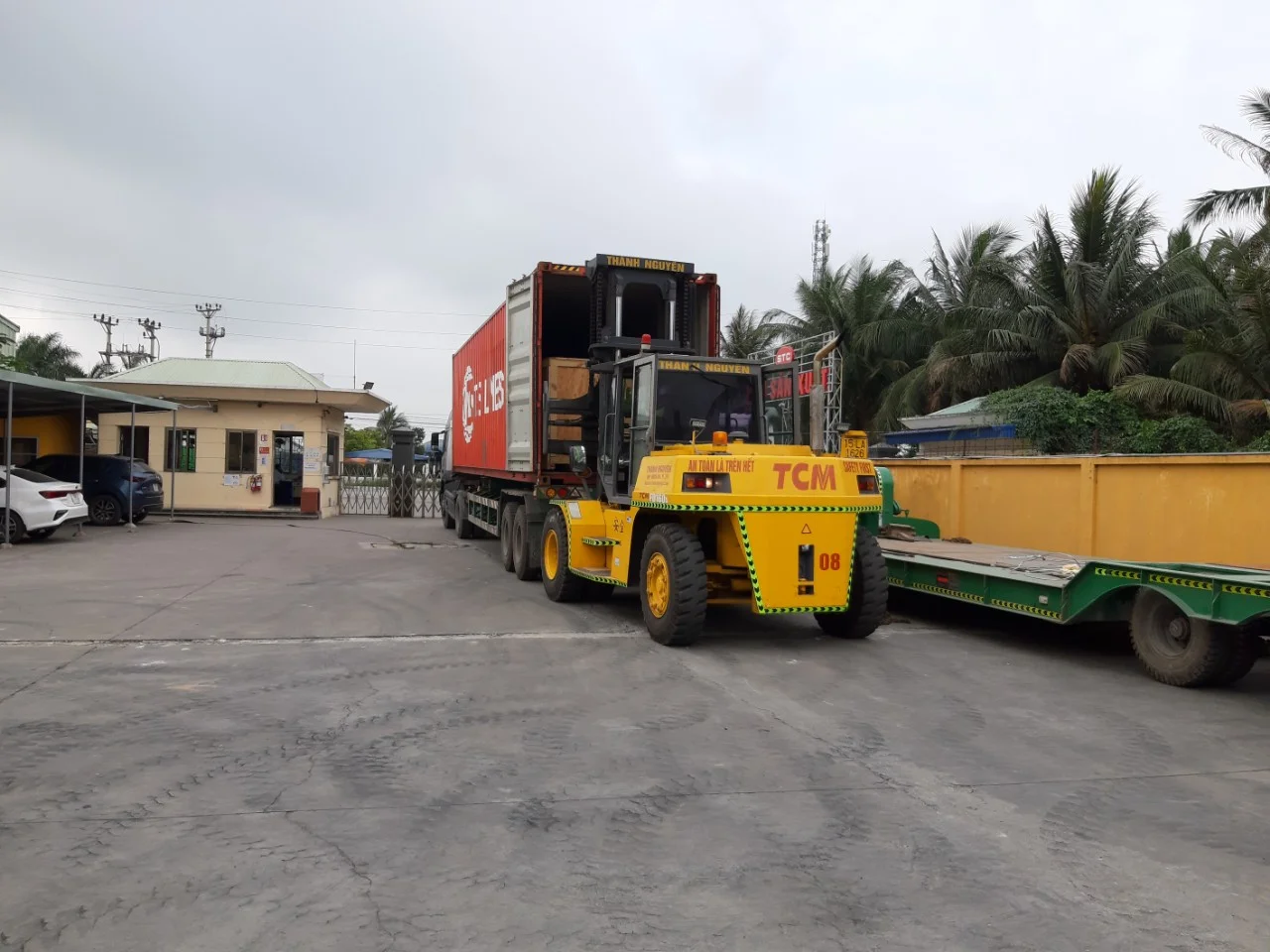 Xe nâng hàng bốc dỡ máy móc tại nâng hàng tại nhà máy Lucky - Dương Kinh (phục vụ bốc xếp và vận chuyển hàng hóa an toàn) - Thành Nguyên
