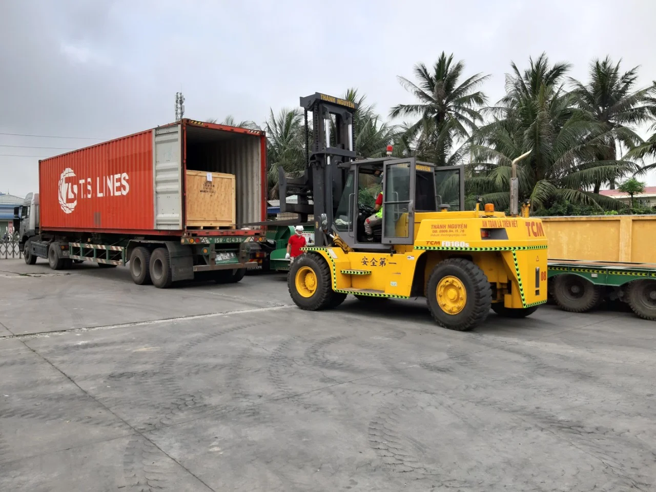 Xe nâng hàng bốc dỡ máy móc tại nâng hàng tại nhà máy Lucky - Dương Kinh (đảm bảo kỹ thuật và tiến độ cho doanh nghiệp) - Thành Nguyên