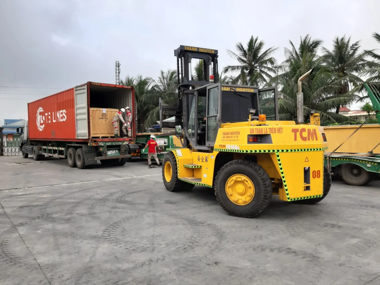 Xe nâng hàng bốc dỡ máy móc tại nâng hàng tại nhà máy Lucky - Dương Kinh (vận hành chuyên nghiệp bởi đội ngũ giàu kinh nghiệm) - Thành Nguyên