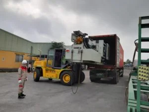 Xe nâng hàng bốc dỡ máy móc tại Cho thuê xe nâng tại các khu công nghiệp Hải Phòng (phục vụ bốc xếp và vận chuyển hàng hóa an toàn) - Thành Nguyên