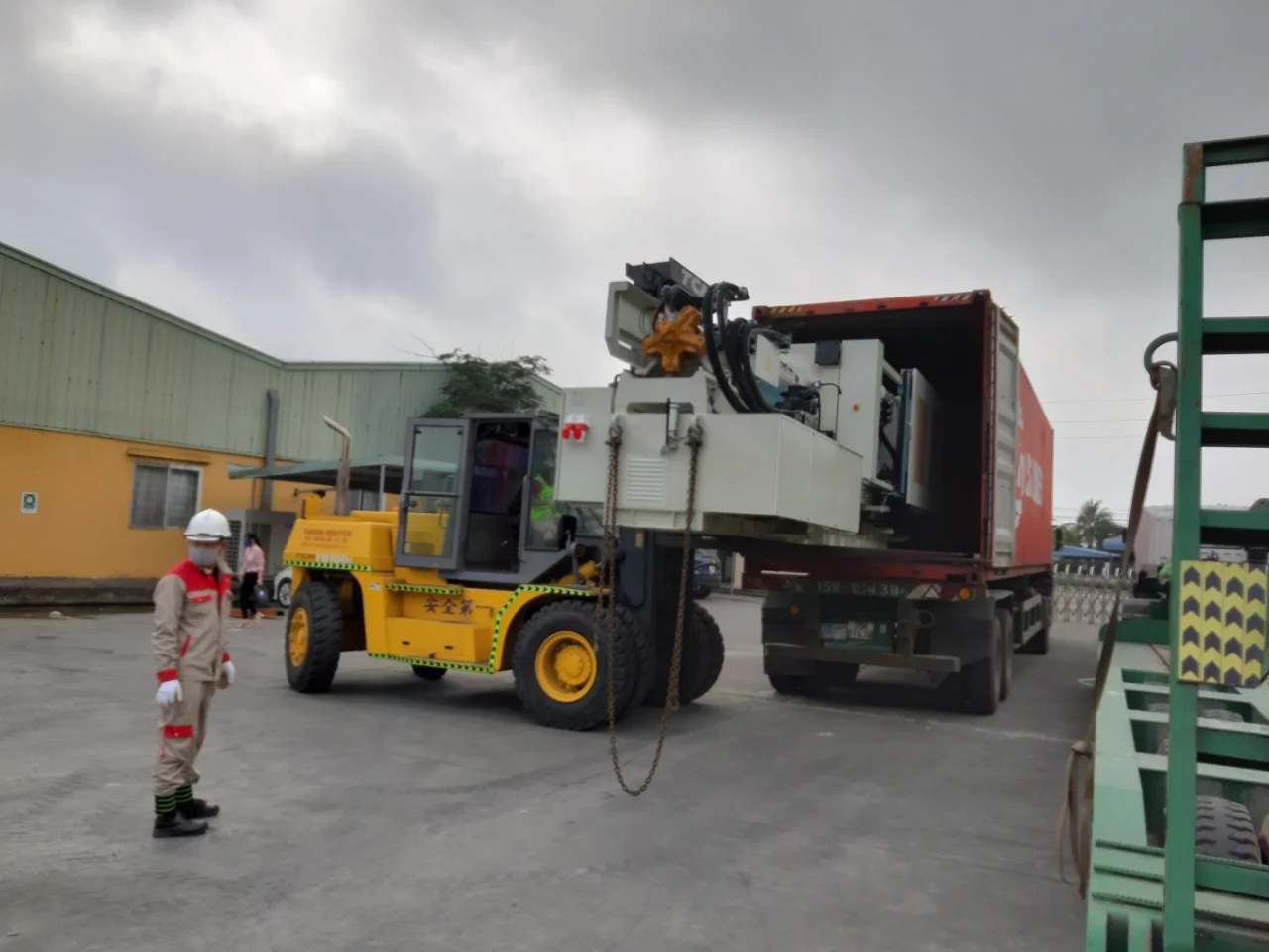 Xe nâng hàng bốc dỡ máy móc tại nâng hàng tại nhà máy Lucky - Dương Kinh (thiết bị hiện đại đạt chuẩn an toàn kiểm định) - Thành Nguyên