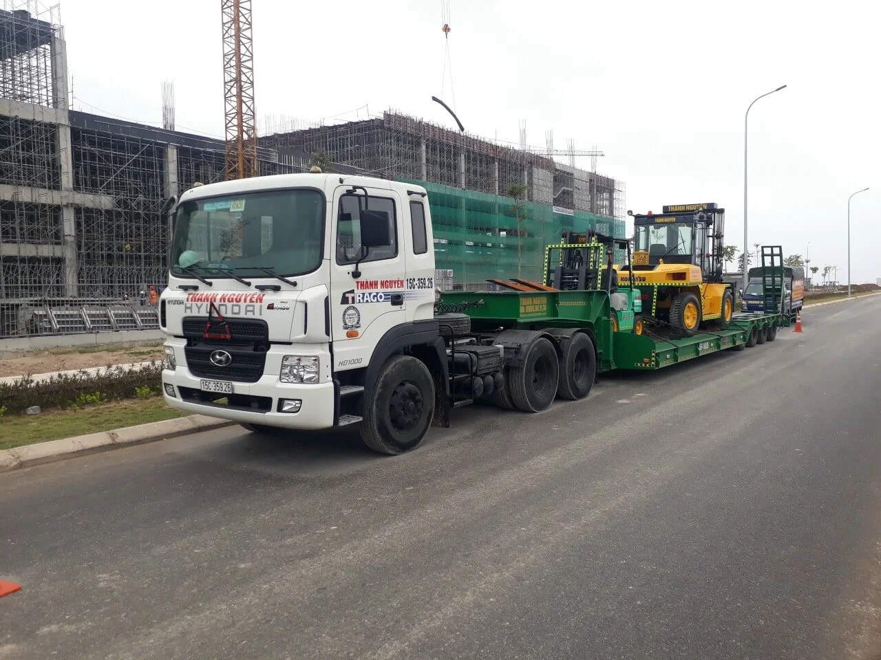 Xe nâng hàng bốc dỡ máy móc tại vận chuyển hàng siêu trường siêu trọng từ cảng Hải Phòng đi các tỉnh lân cận (thi công nâng hạ thực tế tại công trình) - Thành Nguyên