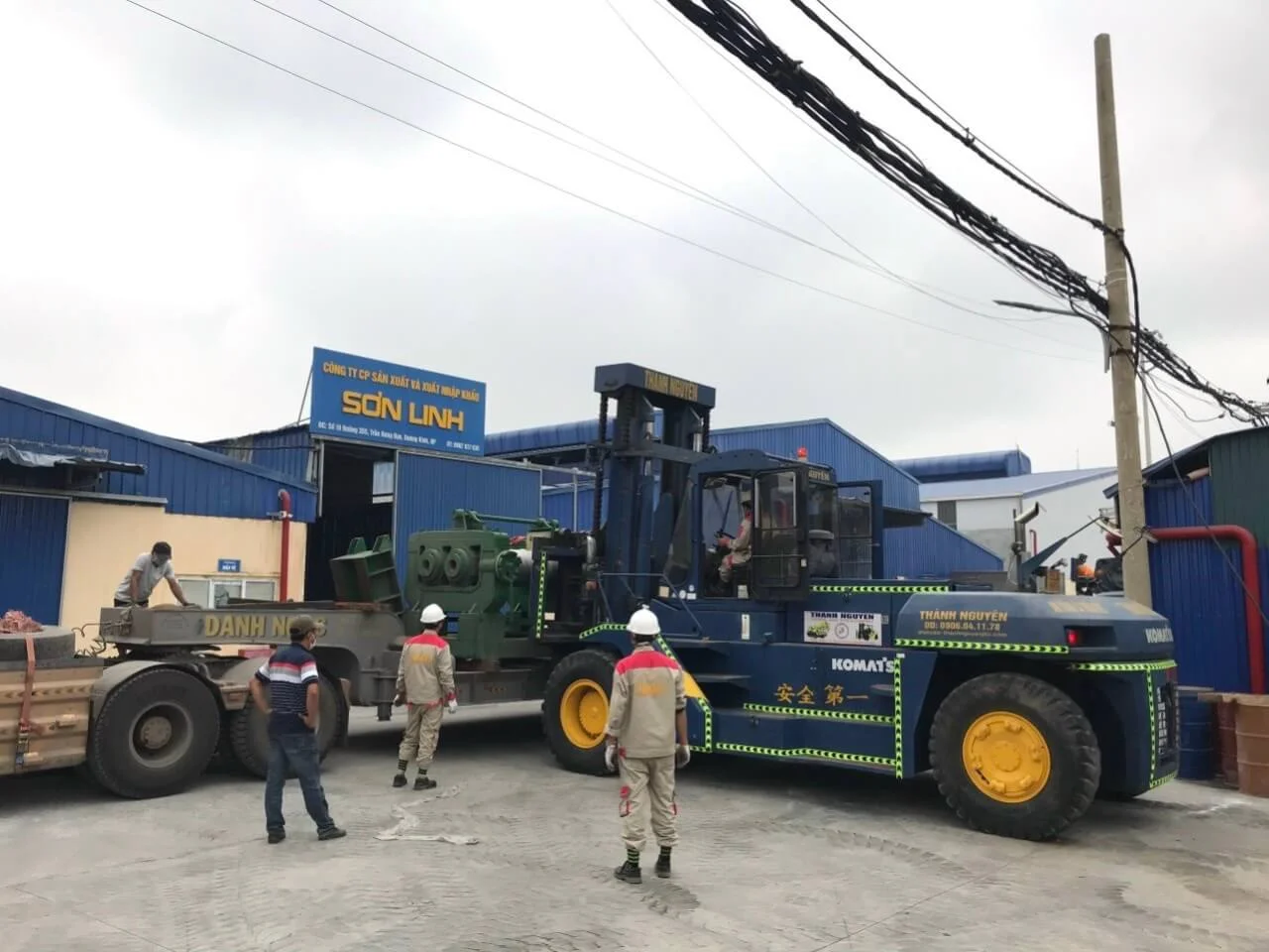 Xe nâng hàng bốc dỡ máy móc tại vận chuyển hàng siêu trường siêu trọng từ cảng Hải Phòng đi các tỉnh lân cận (vận hành chuyên nghiệp bởi đội ngũ giàu kinh nghiệm) - Thành Nguyên