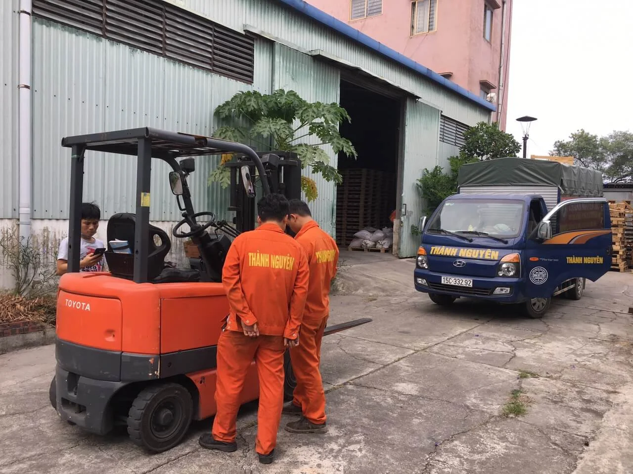 Xe nâng hàng bốc dỡ máy móc tại Địa chỉ bán phụ tùng xe nâng tại Hải Phòng (đảm bảo kỹ thuật và tiến độ cho doanh nghiệp) - Thành Nguyên