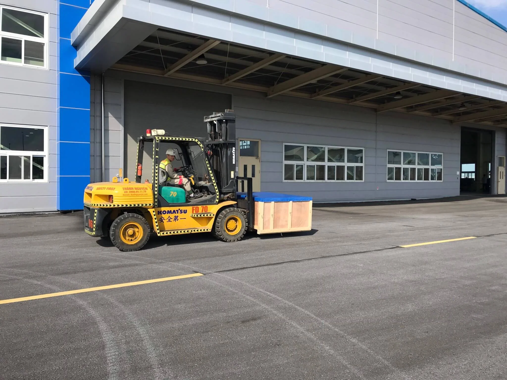 Xe nâng hàng bốc dỡ máy móc tại Xe nâng Komatsu FD70 nguyên bản nhập khẩu nguyên chiếc cập bến Thành Nguyên (thi công nâng hạ thực tế tại công trình) - Thành Nguyên