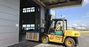 Xe nâng Komatsu FD70 nguyên bản nhập khẩu nguyên chiếc cập bến Thành Nguyên - Dịch vụ Thành Nguyên Hải Phòng