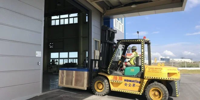 Xe nâng Komatsu FD70 nguyên bản nhập khẩu nguyên chiếc cập bến Thành Nguyên - Dịch vụ Thành Nguyên Hải Phòng