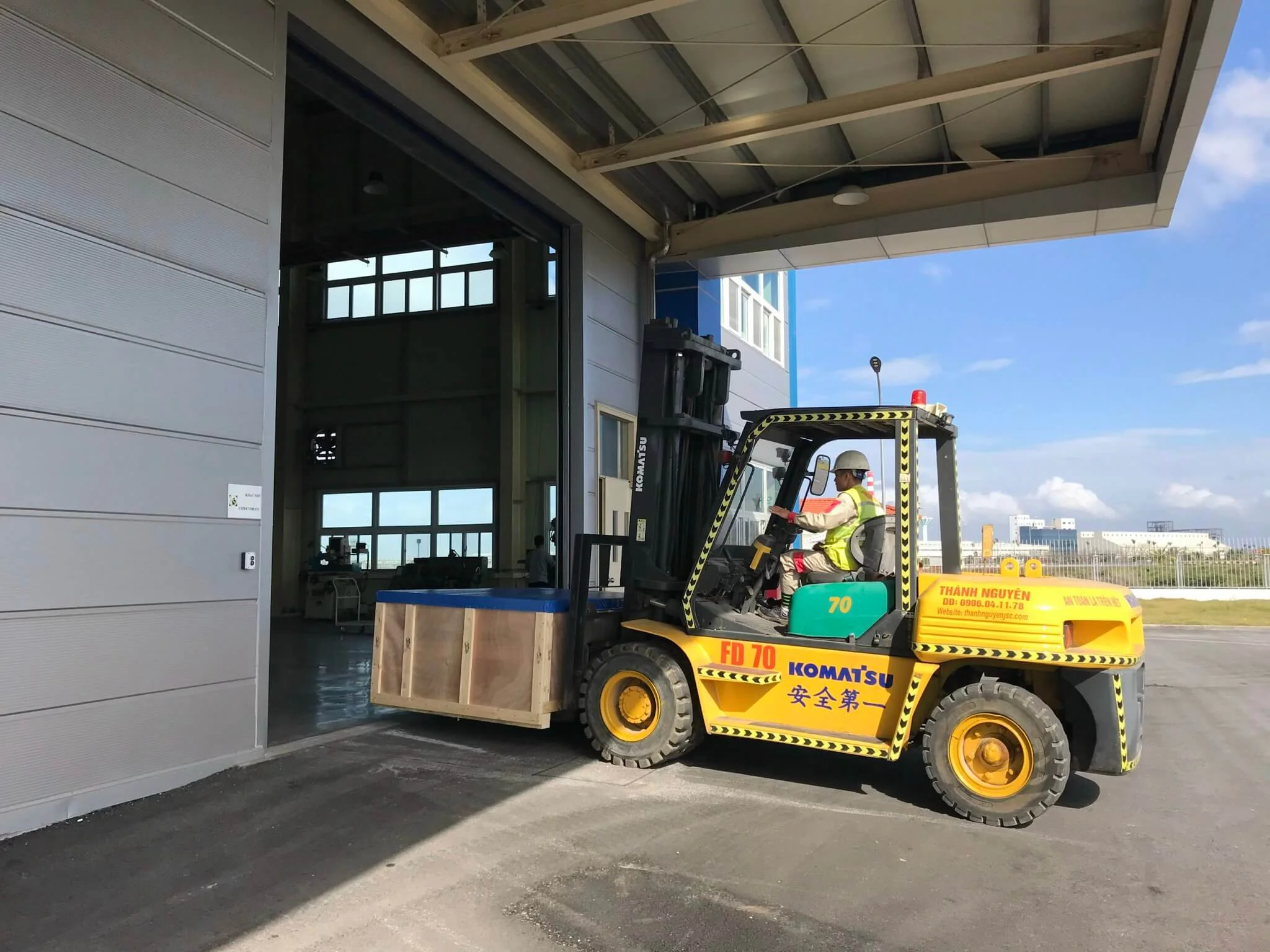 Xe nâng hàng bốc dỡ máy móc tại Xe nâng Komatsu FD70 nguyên bản nhập khẩu nguyên chiếc cập bến Thành Nguyên (đảm bảo kỹ thuật và tiến độ cho doanh nghiệp) - Thành Nguyên