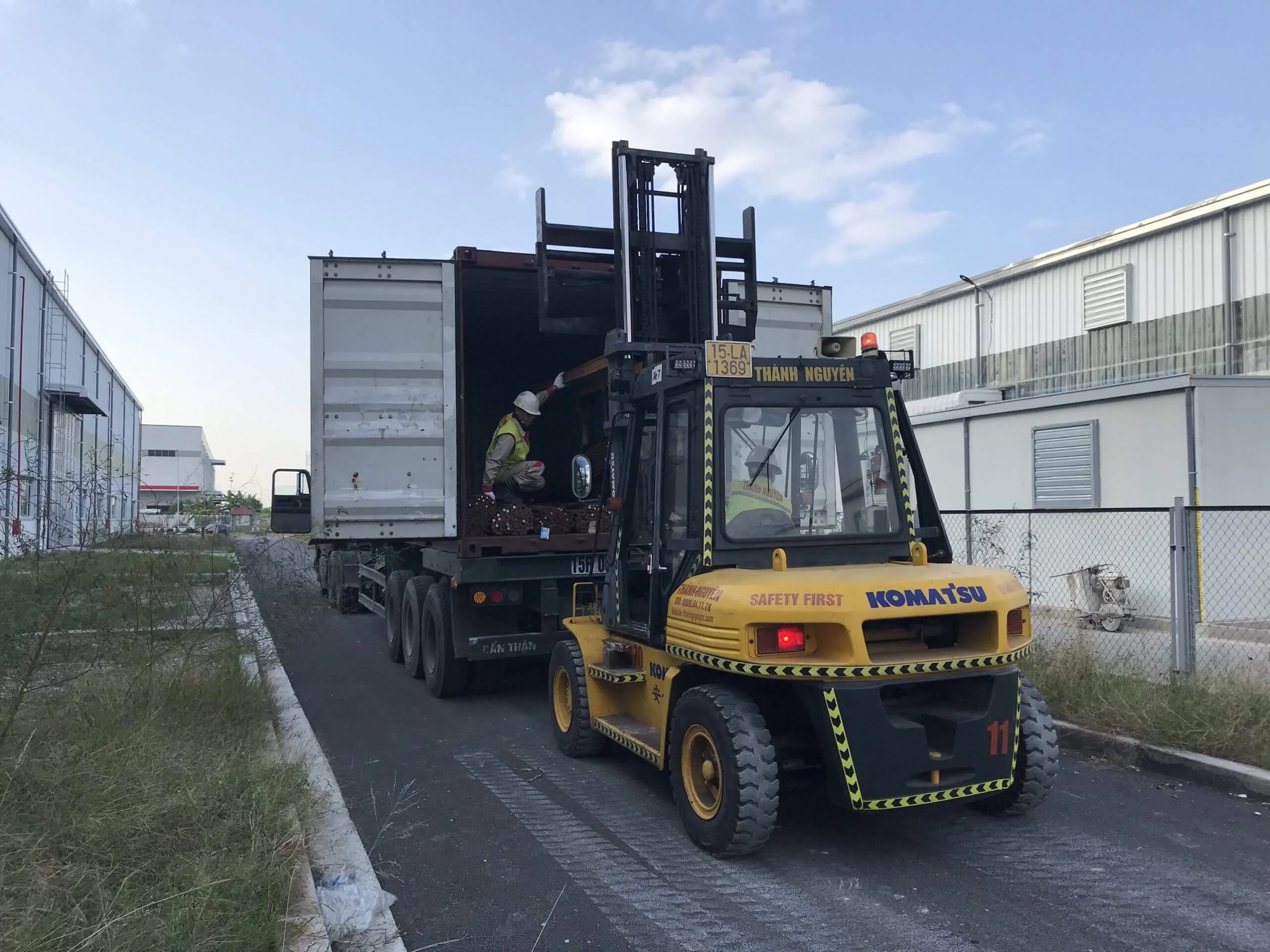 Xe nâng hàng bốc dỡ máy móc tại Xe nâng Komatsu FD70 nguyên bản nhập khẩu nguyên chiếc cập bến Thành Nguyên (phục vụ bốc xếp và vận chuyển hàng hóa an toàn) - Thành Nguyên