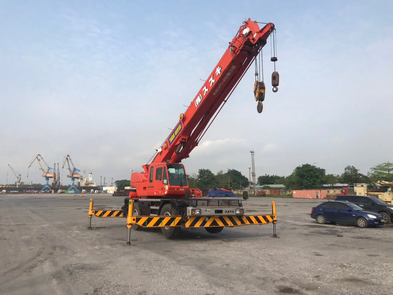 Xe cẩu bốc dỡ và nâng hạ thiết bị hàng hóa tại Cho thuê cẩu Kato từ 25 tấn đến 50 tấn tại Hải Phòng (phục vụ bốc xếp và vận chuyển hàng hóa an toàn) - Thành Nguyên