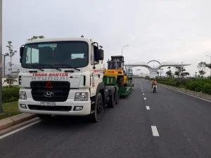 Xe nâng hàng bốc dỡ máy móc tại Vân chuyển hàng hóa siêu trường, siêu trọng Hải Phòng (thi công nâng hạ thực tế tại công trình) - Thành Nguyên