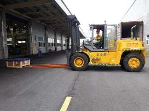 Xe nâng hàng bốc dỡ máy móc tại Công trình cho thuê xe nâng hạ tại Hải Phòng ngày 04-05-2023 (phục vụ bốc xếp và vận chuyển hàng hóa an toàn) - Thành Nguyên