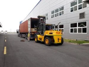 Xe nâng hàng bốc dỡ máy móc tại Cho thuê xe nâng rút container tại Hải Phòng (phục vụ bốc xếp và vận chuyển hàng hóa an toàn) - Thành Nguyên