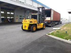 Xe nâng hàng bốc dỡ máy móc tại Cho thuê xe nâng rút container tại Hải Phòng (đảm bảo kỹ thuật và tiến độ cho doanh nghiệp) - Thành Nguyên