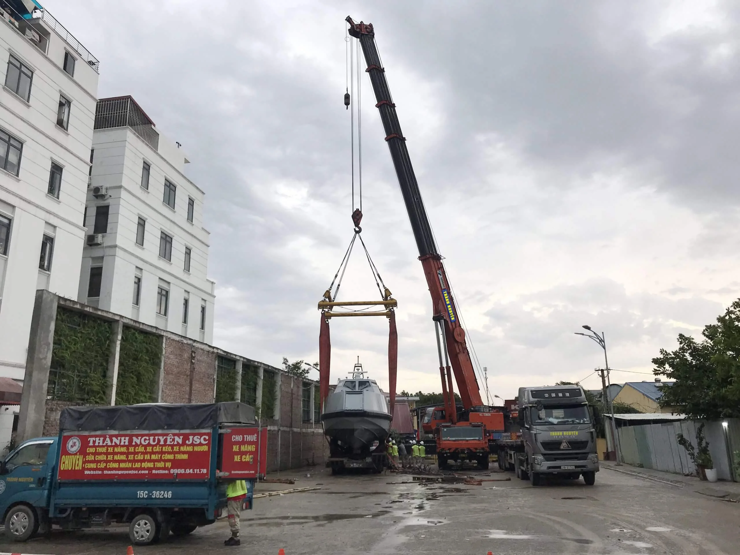 Xe cẩu bốc dỡ và nâng hạ thiết bị hàng hóa tại Cho thuê cẩu Kato từ 25 tấn đến 50 tấn tại Hải Phòng (đảm bảo kỹ thuật và tiến độ cho doanh nghiệp) - Thành Nguyên