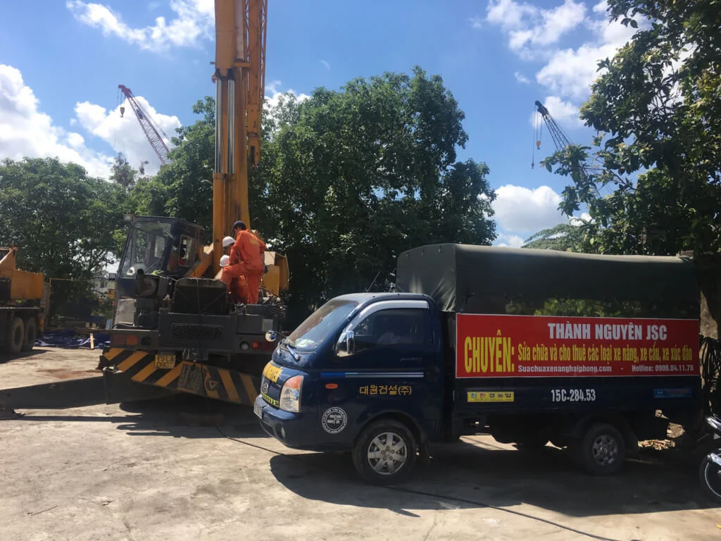 Xe cẩu bốc dỡ và nâng hạ thiết bị hàng hóa tại Các lỗi thường gặp khi sử dụng cẩu và địa chỉ sửa chữa cẩu uy tín tại Hải Phòng (phục vụ bốc xếp và vận chuyển hàng hóa an toàn) - Thành Nguyên