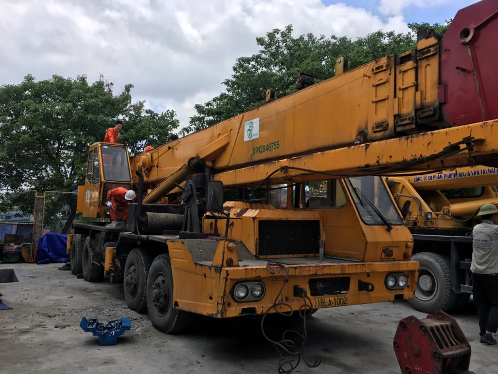 Xe cẩu bốc dỡ và nâng hạ thiết bị hàng hóa tại Các lỗi thường gặp khi sử dụng cẩu và địa chỉ sửa chữa cẩu uy tín tại Hải Phòng (thi công nâng hạ thực tế tại công trình) - Thành Nguyên