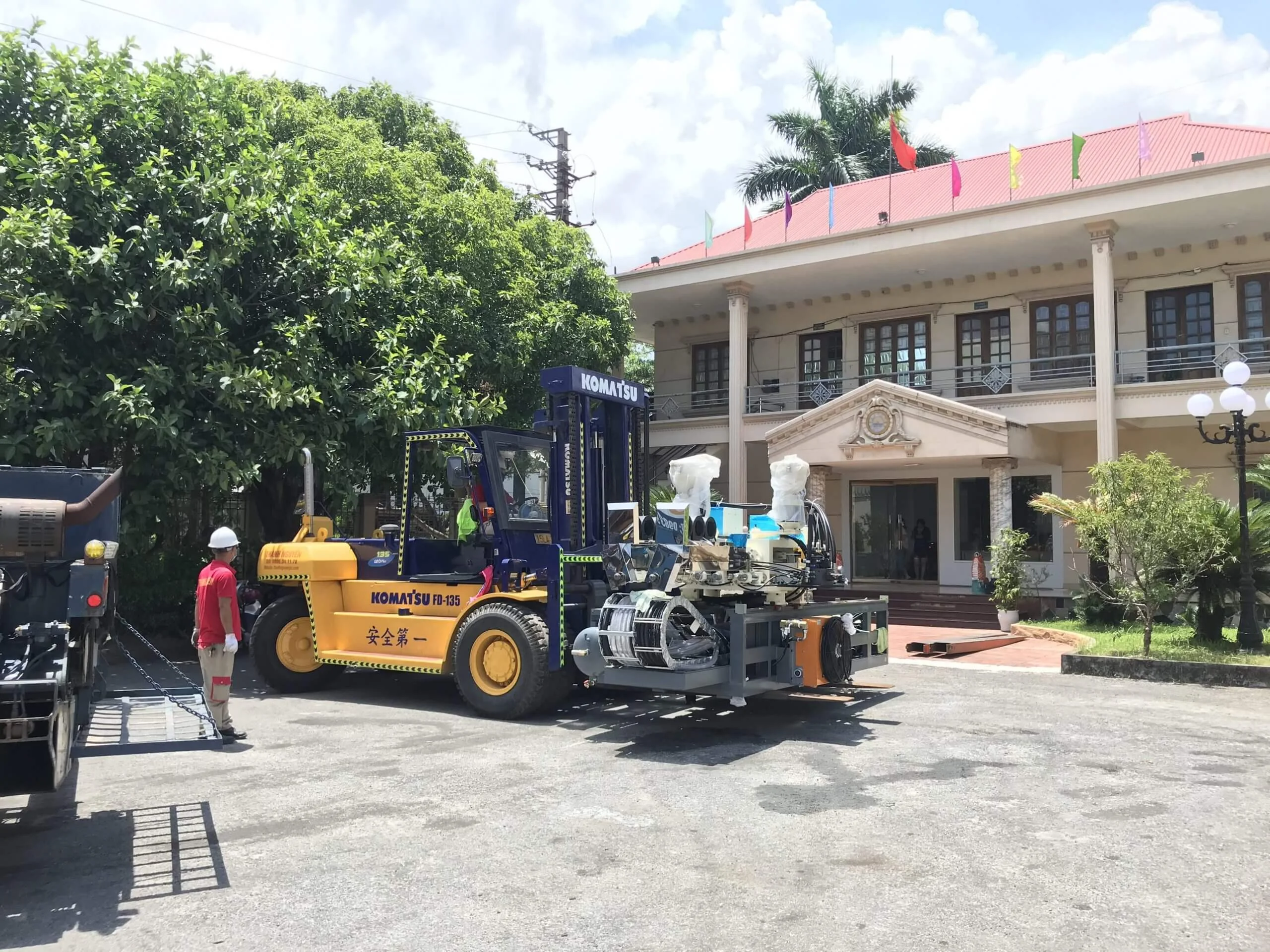 Xe cẩu bốc dỡ và nâng hạ thiết bị hàng hóa tại xe nâng –  xe cẩu Thành Nguyên (tại khu công nghiệp và dự án trọng điểm) - Thành Nguyên