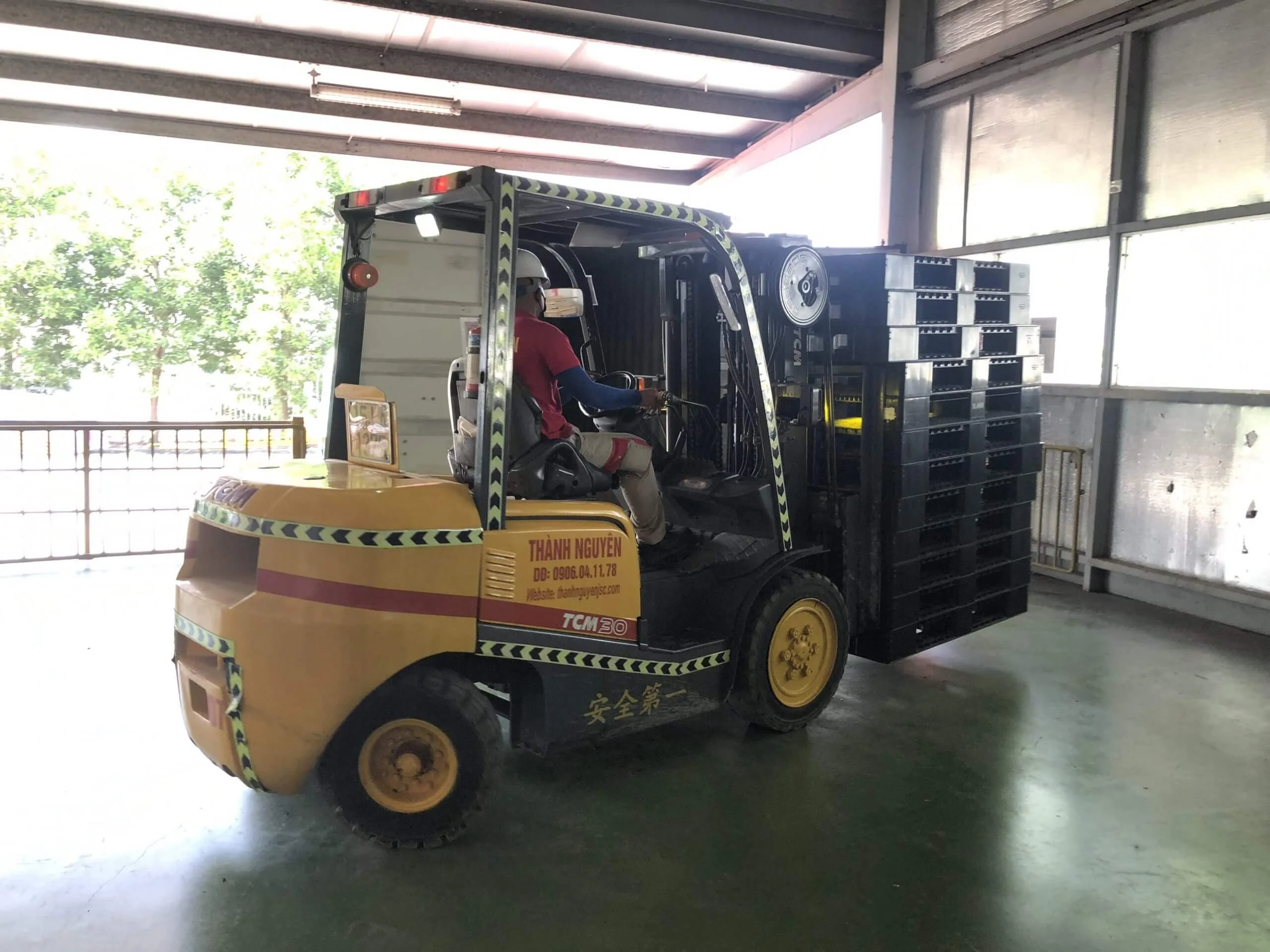 Xe cẩu bốc dỡ và nâng hạ thiết bị hàng hóa tại xe nâng –  xe cẩu Thành Nguyên (hỗ trợ 24/7 uy tín, giá tốt nhất) - Thành Nguyên