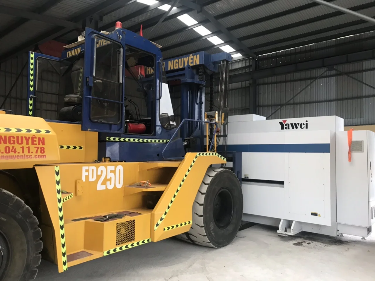 Xe nâng hàng siêu trọng 25 tấn nâng hạ thiết bị nặng tại xe nâng –  xe cẩu Thành Nguyên (thiết bị hiện đại đạt chuẩn an toàn kiểm định) - Thành Nguyên