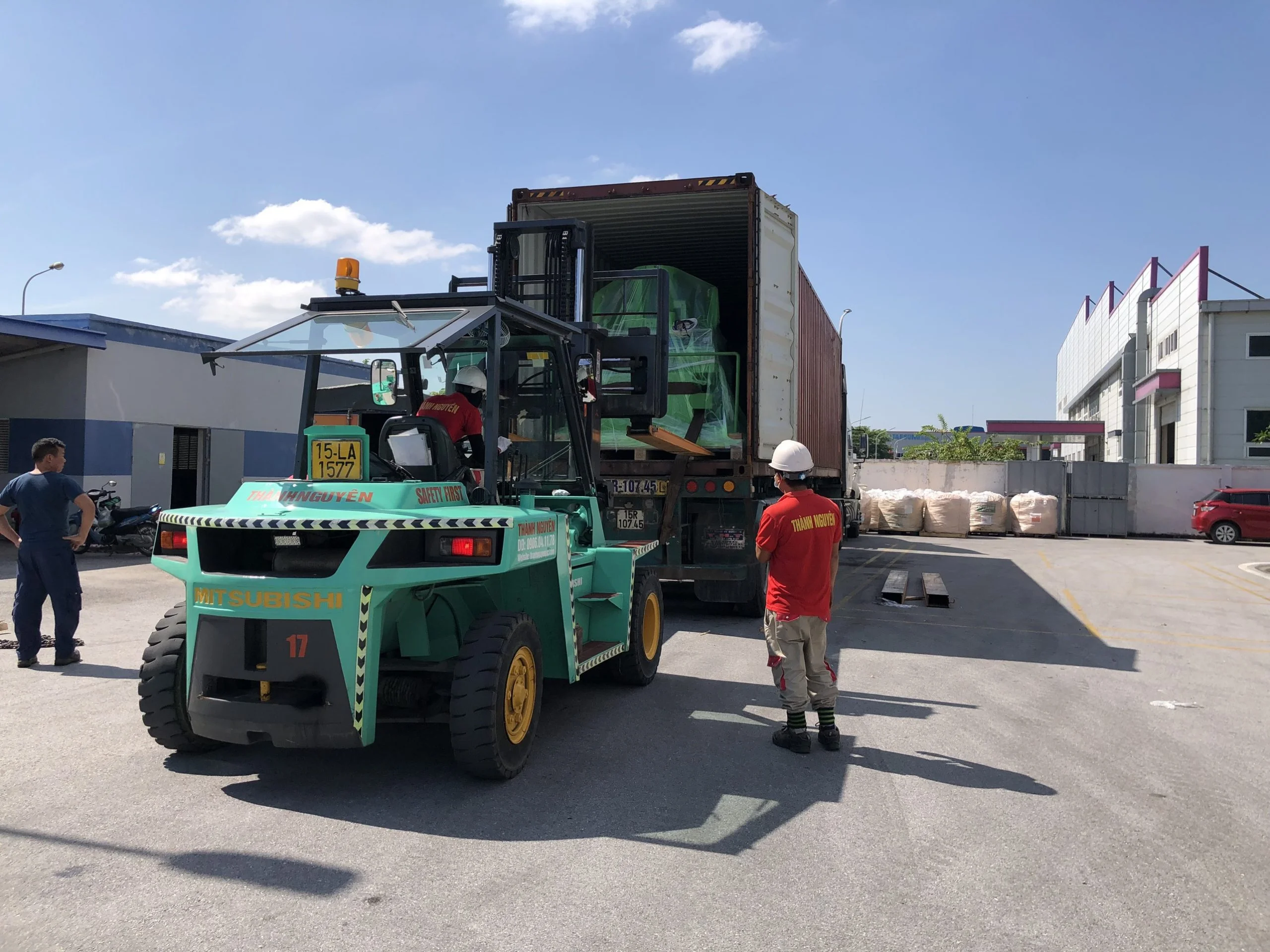 Xe cẩu bốc dỡ và nâng hạ thiết bị hàng hóa tại xe nâng –  xe cẩu Thành Nguyên (đảm bảo kỹ thuật và tiến độ cho doanh nghiệp) - Thành Nguyên