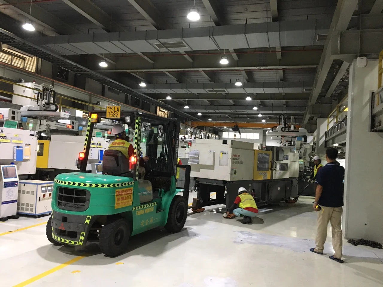 Xe cẩu bốc dỡ và nâng hạ thiết bị hàng hóa tại xe nâng –  xe cẩu Thành Nguyên (phục vụ bốc xếp và vận chuyển hàng hóa an toàn) - Thành Nguyên