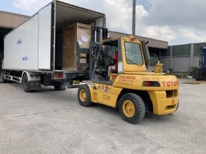 Xe nâng hàng bốc dỡ máy móc tại Cho thuê xe nâng rút container tại Hải Phòng (thi công nâng hạ thực tế tại công trình) - Thành Nguyên