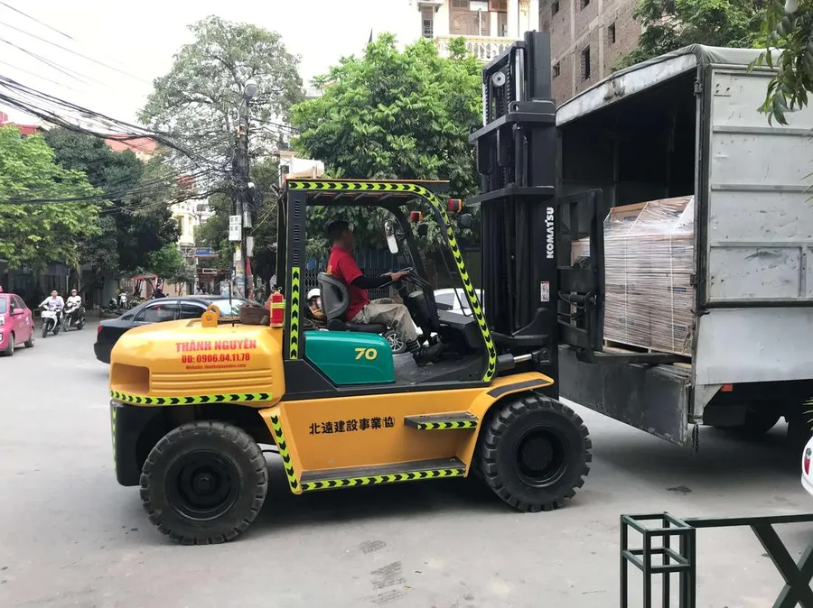 Dịch vụ nâng hạ bằng xe nâng 25 tấn tại Hải Phòng - Dịch vụ Thành Nguyên Hải Phòng