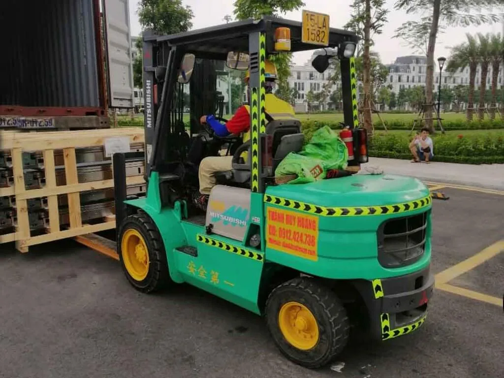Dịch vụ xe nâng hàng tại cầu cảng Đình Vũ - Dịch vụ Thành Nguyên Hải Phòng