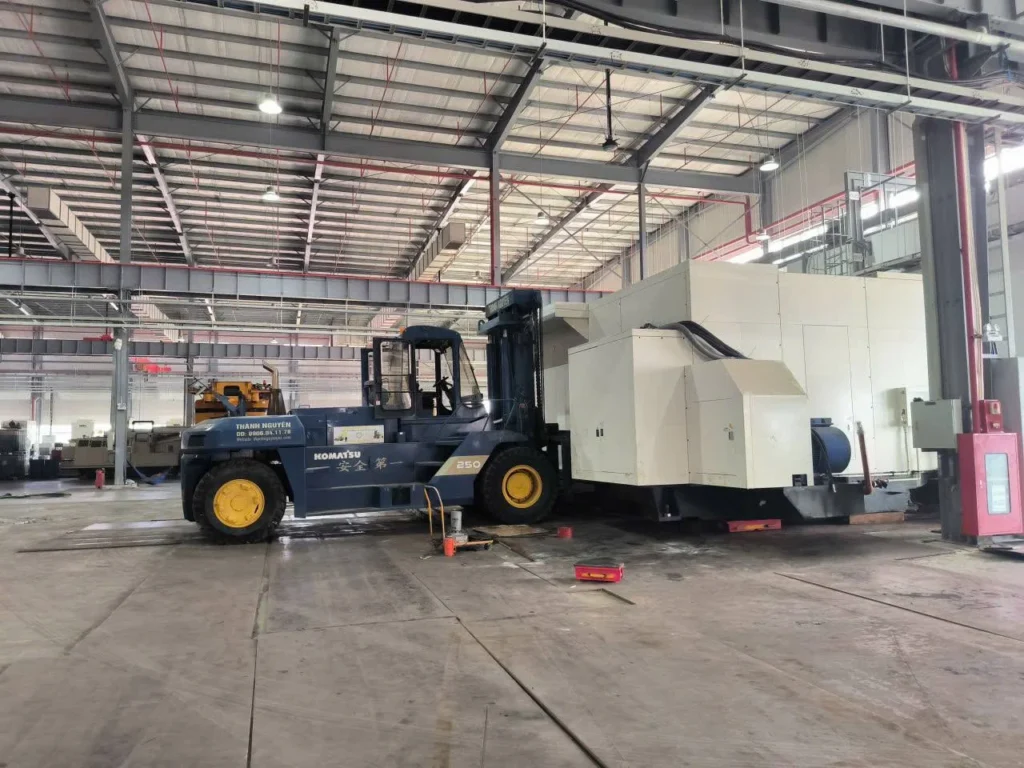 Xe nâng hàng Komatsu thực hiện nâng hạ máy móc tại nhà máy Boltun Hải Phòng