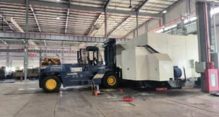 Xe nâng hàng Komatsu thực hiện nâng hạ máy móc tại nhà máy Boltun Hải Phòng