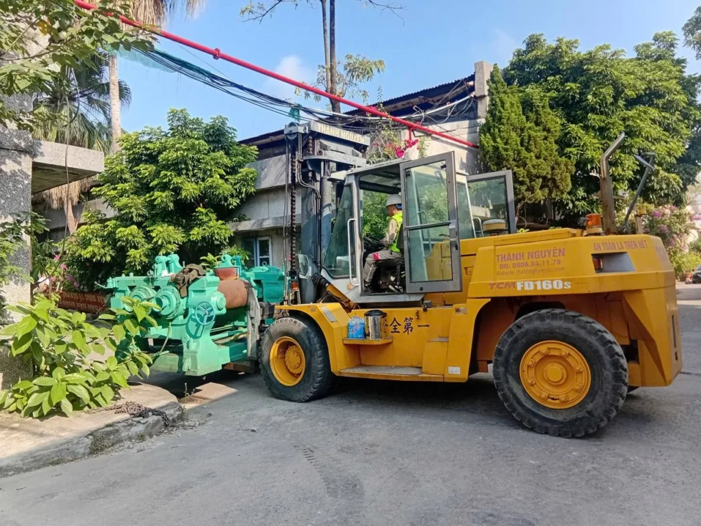 Xe nâng 16 tấn TCM FD160s của Thành Nguyên đang nâng hạ máy móc tại Sở Dầu Hải Phòng