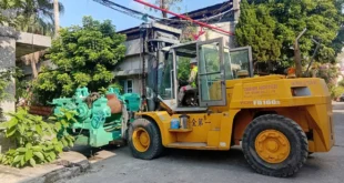 Xe nâng 16 tấn TCM FD160s của Thành Nguyên đang nâng hạ máy móc tại Sở Dầu Hải Phòng